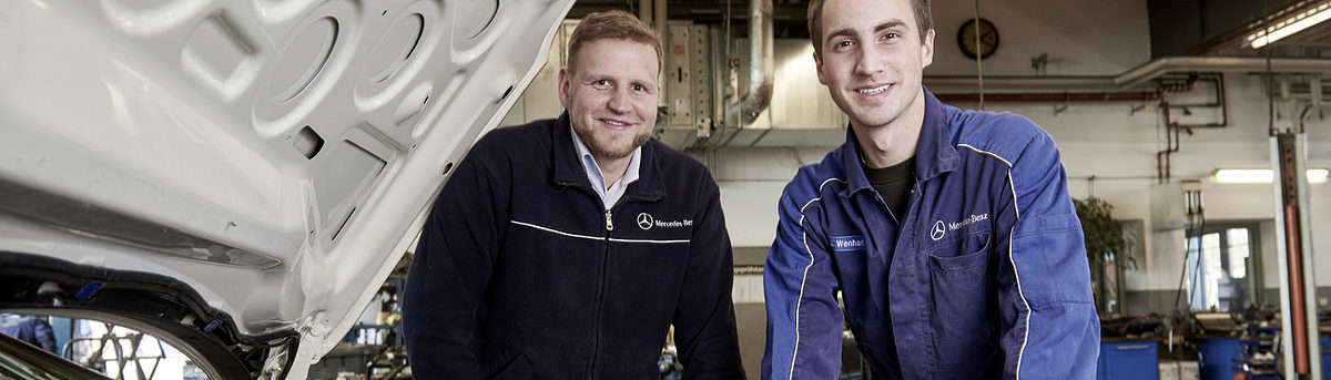 Autohaus, Handwerkskammer, Medele, Werbung, Advertising, Beratung, Consultation, Besprechung, Besprechungssituation, Lächeln, Mann, Junge, Meister, Lernen, Auto
