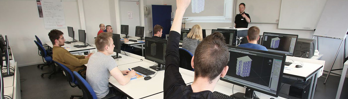 Schulung, ÜLU, überbetriebliche Lehrlingsunterweisung, PC, Computer, Schüler, Schülerin, Jungs, Mädchen, Klassenraum, Tische, Rechner, CAD, Ordner, Dozent, Unterricht, Leinwand, PC Raum, Prüfungsunterlagen, Theorie, Praxis