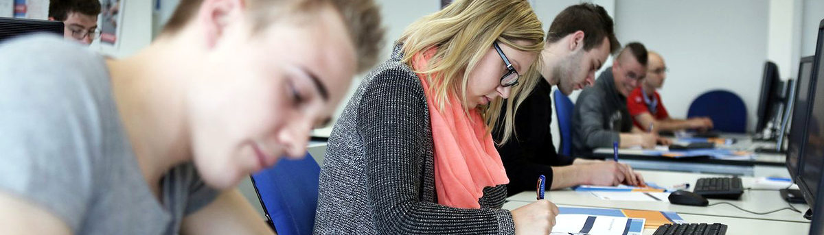 Schulung, ÜLU, überbetriebliche Lehrlingsunterweisung, PC, Computer, Schüler, Schülerin, Jungs, Mädchen, Klassenraum, Tische, Rechner, CAD, Ordner, Dozent, Unterricht, Leinwand, PC Raum, Prüfungsunterlagen, Theorie, Praxis