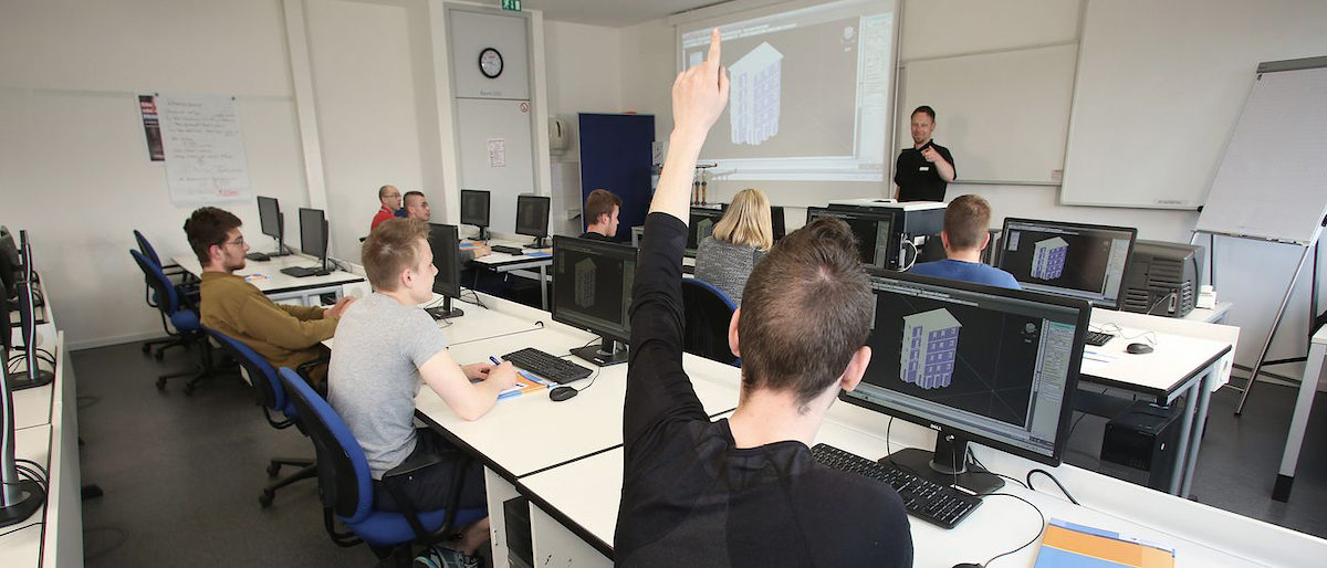 Schulung, ÜLU, überbetriebliche Lehrlingsunte, PC, Computer, Schüler, Schülerin, Jungs, Mädchen, Klassenraum, Tische, Rechner, CAD, Ornder, Dozent, Unterricht, Leinwand, PC Raum, Prüfungsunterlagen, Theorie, Praxis